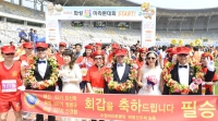 [화성 효마라톤대회] 이색 참가자/턱시도·드레스 ‘祝 회갑’