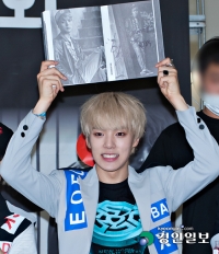 [경인포토]몬스타엑스 민혁, 사인 들고 귀여운 미소 '깜찍'