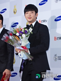 [경인포토]이준기, '꽃을 든 미남'(2015 서울드라마어워즈)
