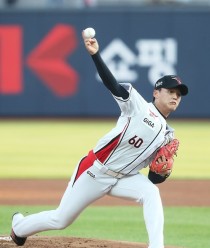 kt 조범현 감독 "주권, 마운드에서 침착하고 자신있게 던지고 있다"