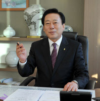 [FOCUS 경기] 수도권 규제 '위기속 기회' 찾는 조억동 광주시장
