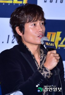 <b>이병헌</b>, 부인 <b>이민정</b> 동석 뒤풀이 현장서 한 여성과 <b>스킨십</b>? 소속사 "가...