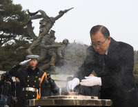 "문재인 지지율 31%·반기문 20%… 文, 양자·3자대결 모두 승리"