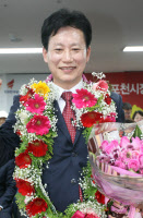 [경인포토]포천시장 보궐선거, 밝게 웃는 김종천 당선인