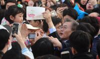 [경인포토]부평역 유세현장서 어린이로부터 손편지 받은 문재인