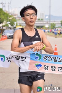 [양평 이봉주·경인일보 남한강마라톤]영광의 얼굴 | 남자 하프 1위 남평수