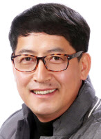 경인일보 임열수 차장 '녹조호수 조정연습'… 사진기자협회 한국보도사진전 수상