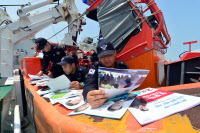 [포토]함정위에서 선거 유인물 보는 전경들