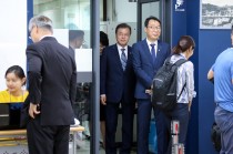 문재인 대통령 부부, 청와대 인근 사전투표소 찾아 '한표' 행사