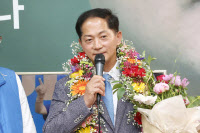 [경인포토]더불어민주당 이재준 고양시장 당선자 기쁨의 세리머니