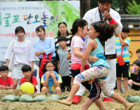 [포토]'으라차차' 단오맞이 씨름 공주들