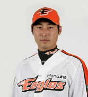 불펜 강화 선택한 SK, 내부 육성 결정한 KT