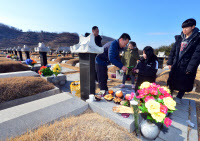 [포토]설 앞두고 조상님 찾은 가족들