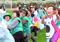 [포토]새마을의 날 '단합의 줄다리기'