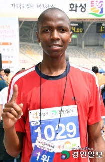 [화성 효마라톤대회]영광의 얼굴/남자 하프코스 우승자 마틴 카로키 씨