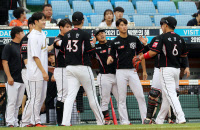 [프로야구]kt, 한화 상대로 4-3 역전승