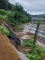 국유지 불법 도로에 생긴 '물길'… 마을주민 비만 오면 가슴 '철렁'