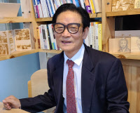 [인터뷰]'들쥐 강 건너다' 출판기념회 가진 유인술 작가