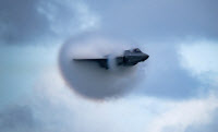 [포토데스크]美 F-35기 '차원문 통과하는 듯' 거대한 파동