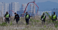[포토]송도 신항서 실종자 시신 수색하는 경찰