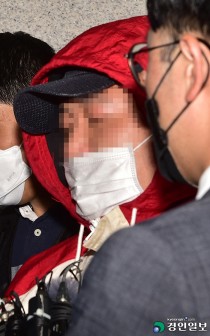 [포토] 살인 유기 혐의 노래주점 주인, 법원으로