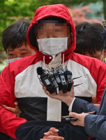 [포토] 영장실질심사 받기 위해 법원 들어서는 살인 유기 혐의 노래주점 주인