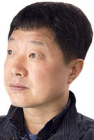 [방민호 칼럼] 아, 아버님이 어머님 거 사러 오셨구나!