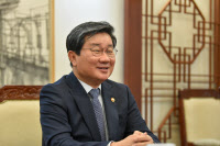 [인터뷰…공감] 첫발 뗀 '위드 코로나'… 동분서주하는 전해철 행정안전부 장관