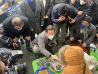 [포토] '민심 속으로' 이재명 후보, 가평 5일장 방문