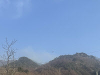 가평군 한 야산 산불… 헬기 등 동원 진화 중