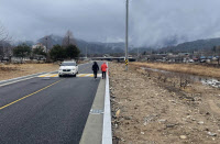 '아, 차!' 하다간… 차도로 내몰린 보행자들