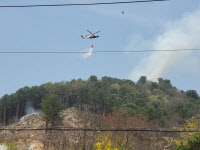 가평 야산 화재 발생… 소방당국, 헬기 동원 진화 중