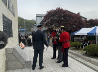 [포토] 영연방참전기념탑에 헌화하고 있는 영연방 참전용사