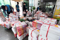 [포토] 분주한 선거공보물 배달 준비