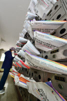 [포토] 공약들 꼼꼼히 봐야지… 공보물 만난 시민들