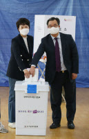 [포토] 사전투표 하는 김은혜 경기도지사 후보 부부