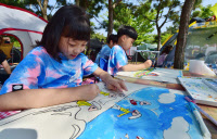 [제25회 바다그리기대회] 파란 바다 한붓 찍어 콕… 순수로 물들인 하얀 도화지