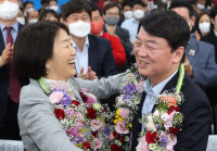 [포토] 아내와 포옹하는 안철수 후보