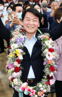 [포토] 기뻐하는 안철수 후보 '당선 확실'