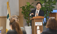 [미래사회포럼] 이경전 경희대 교수 강연 진행, "AI산업, 인간 넘어 사용자 중심 시스템 형태 변화 필요"