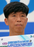 [양평 이봉주·경인일보 남한강마라톤-영광의 얼굴] 남자 하프 1위 김용범