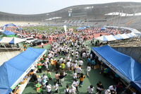 [화성孝마라톤 대회] 3년만에 얼굴 맞댄 7천여명 달림이들… 화성의 가을 즐겼다