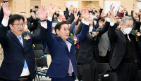 [포토] 유정복 인천시장·도성훈 인천시교육감 '만세삼창'