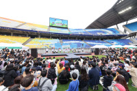 4년만에 열린 수원월드컵경기장 최고의 주말 선사