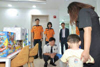 경기소방, 추락사고 아이 만나 선물 전달 "아저씨, 소방차 제일 좋아요!"