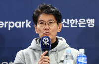 이강철 kt wiz 감독 "한국시리즈 선발 중요… 최대한 길게 가져갈것"