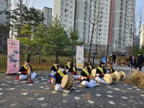 화성 이산중 '사물놀이 버스킹'… 출근시간대 인근 아파트서 공연