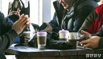 종이컵 허용·빨대 단속 연기… '반발' '환영' 시민·업계 갑론을박