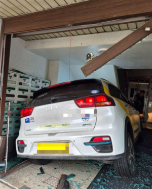 수원 영통구 아파트 현관으로 택시 돌진...인명피해 없어