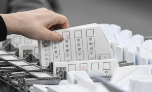 수어로 후보 이름 말해주세요… 장애인은 보고싶고 듣고싶다